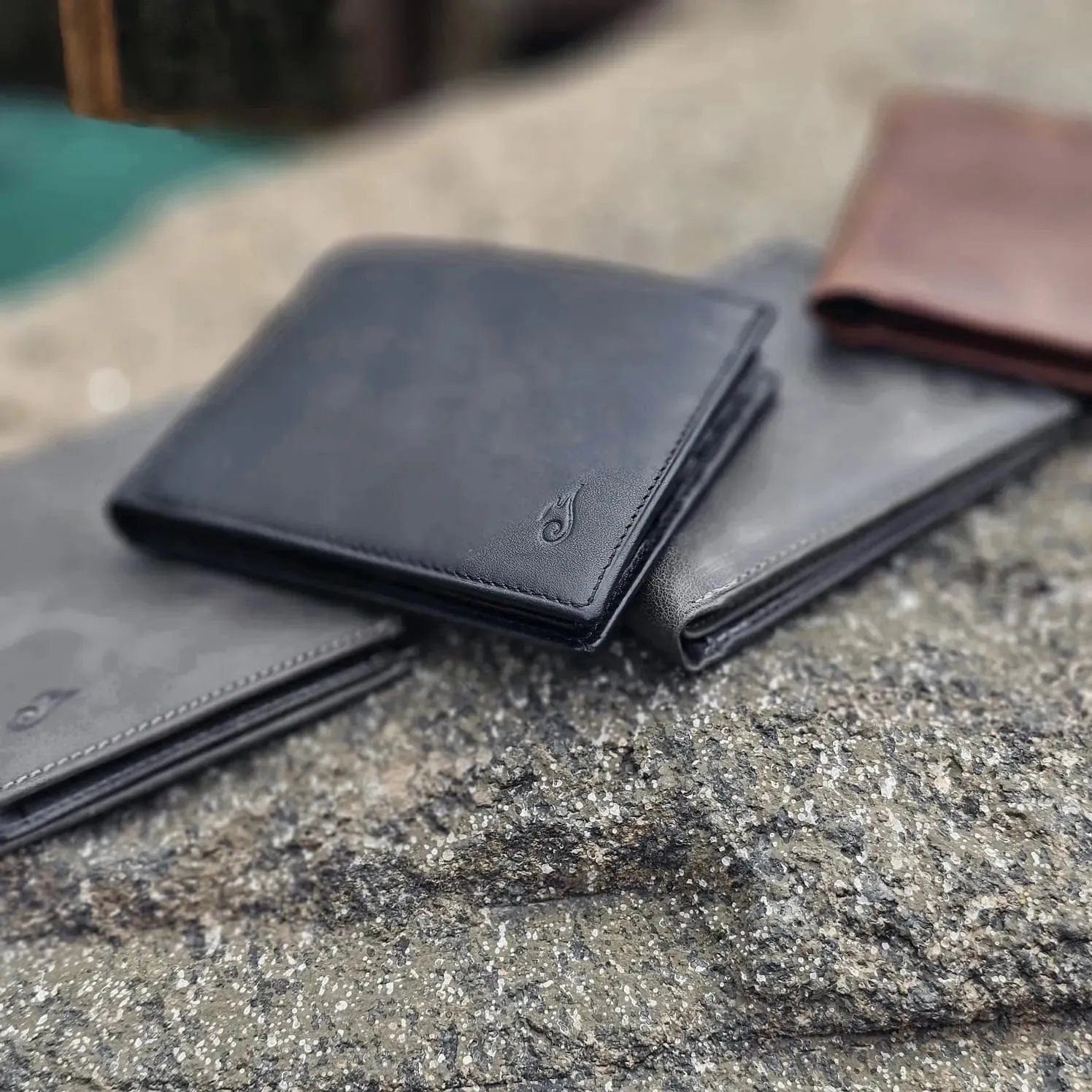 Mens Leather Bifold Wallet | Essential Slim Onyx - Ignis Craft